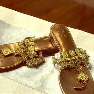 Ankle ornamental sandals, good condition.